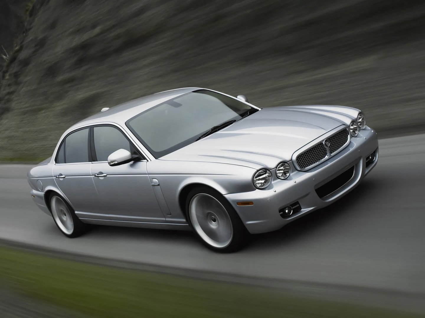 Jaguar_XJ_3_generation__Sedan__6.jpg