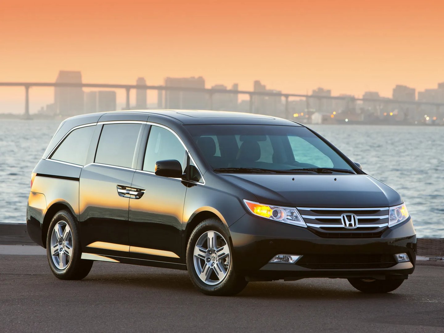 Honda_Odyssey_(USA)_4_generation__Minivan__1.jpg