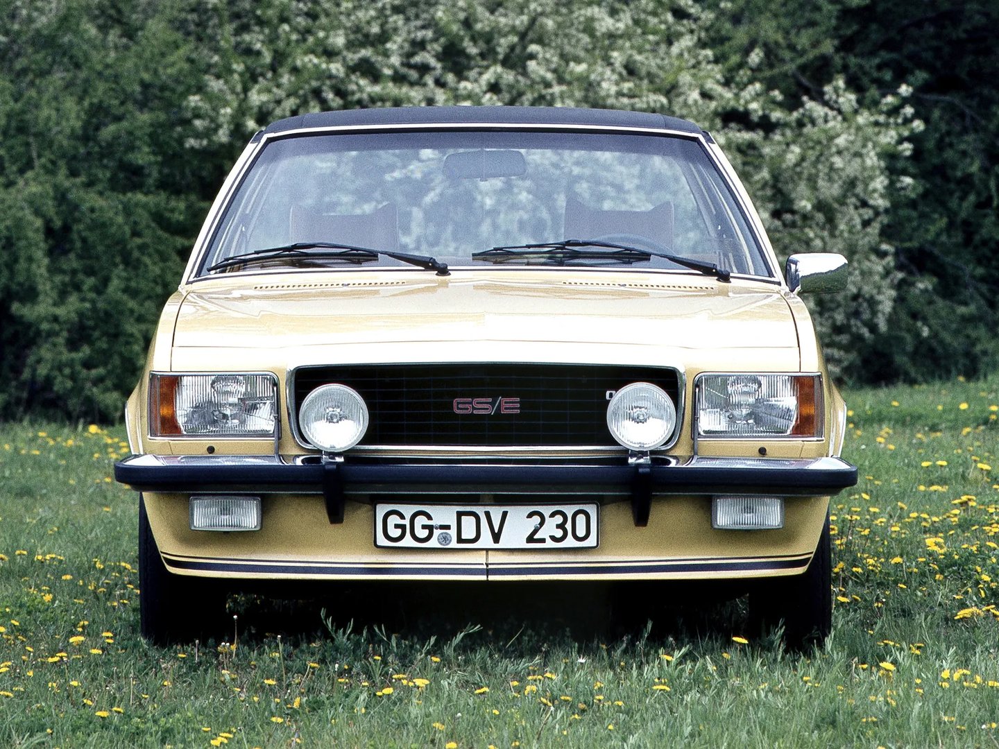Opel_Commodore_2_generation__Sedan__4.jpg