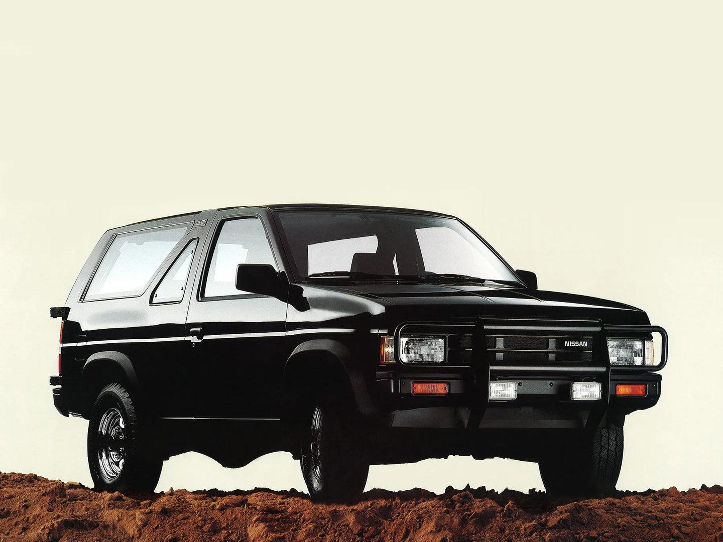 Nissan_Pathfinder_1_generation__SUV_3-doors__3.jpg