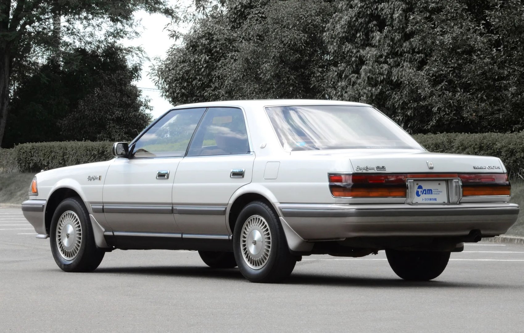 Toyota_Crown_8_generation__Sedan__1.jpg