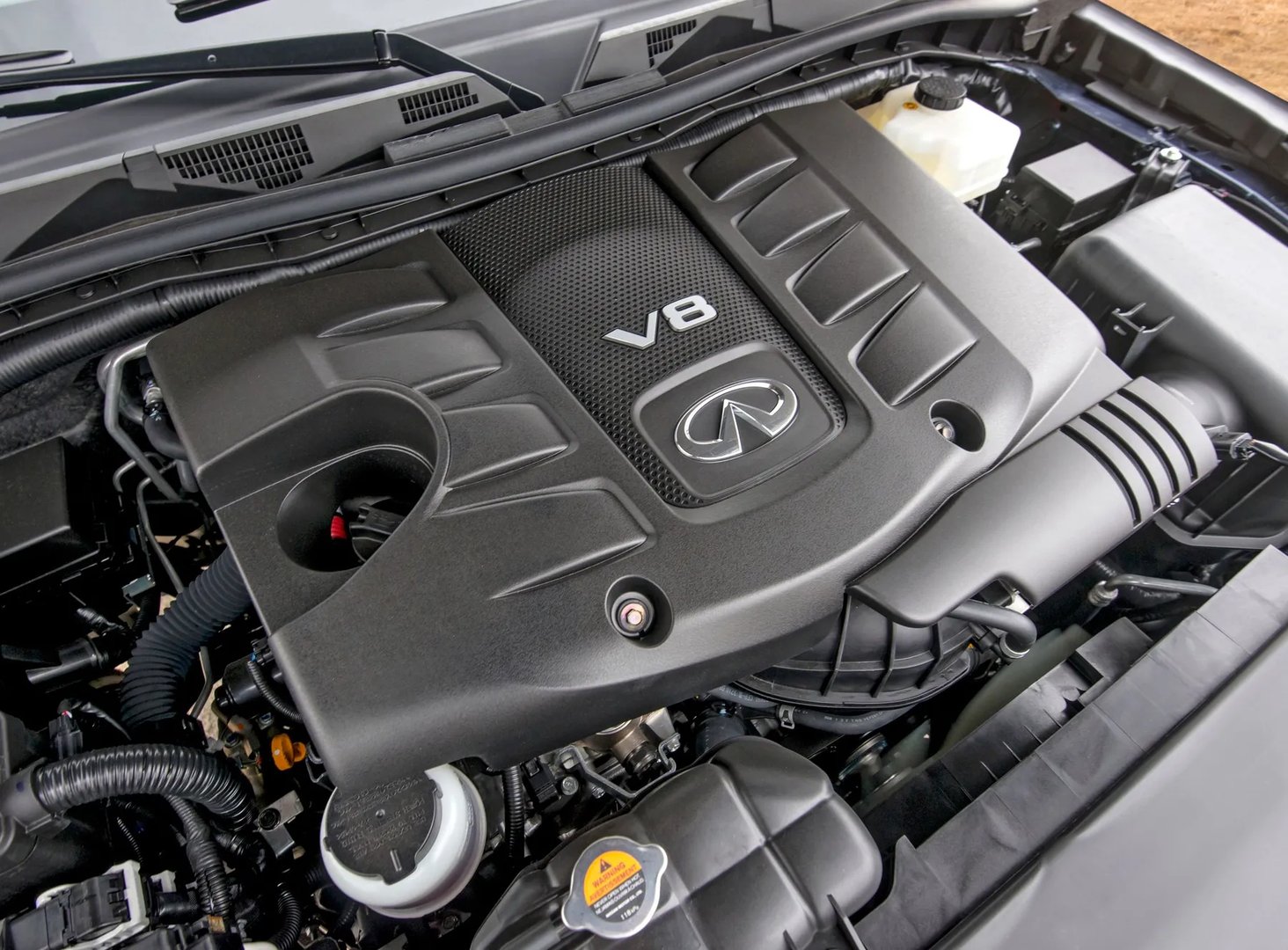 Infiniti_QX80_1_generation_restyling__SUV_5-doors__8.jpg