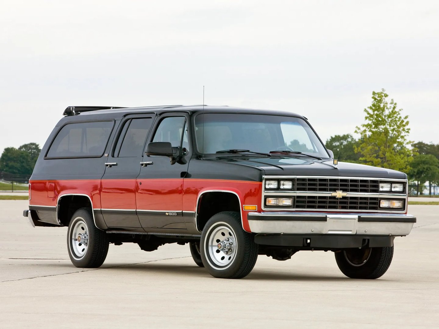 Chevrolet_Suburban_7_generation__SUV_5-doors__1.jpg