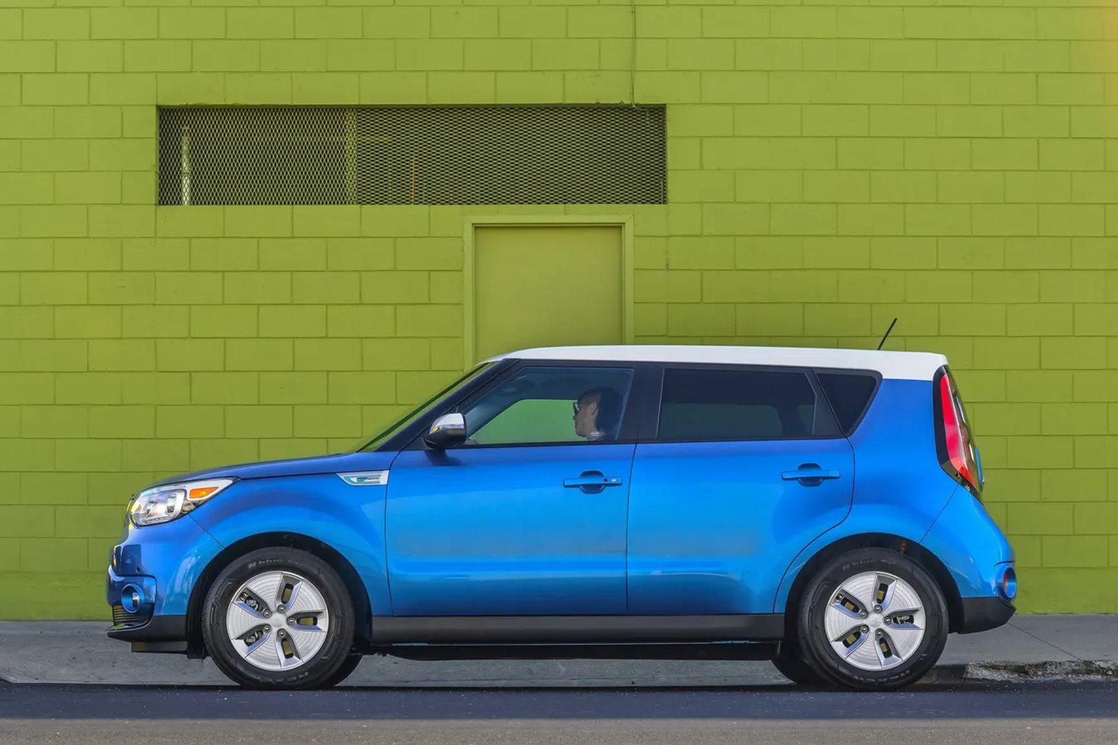 Kia_Soul_EV_1_generation__Hatchback_5-door__6.jpg