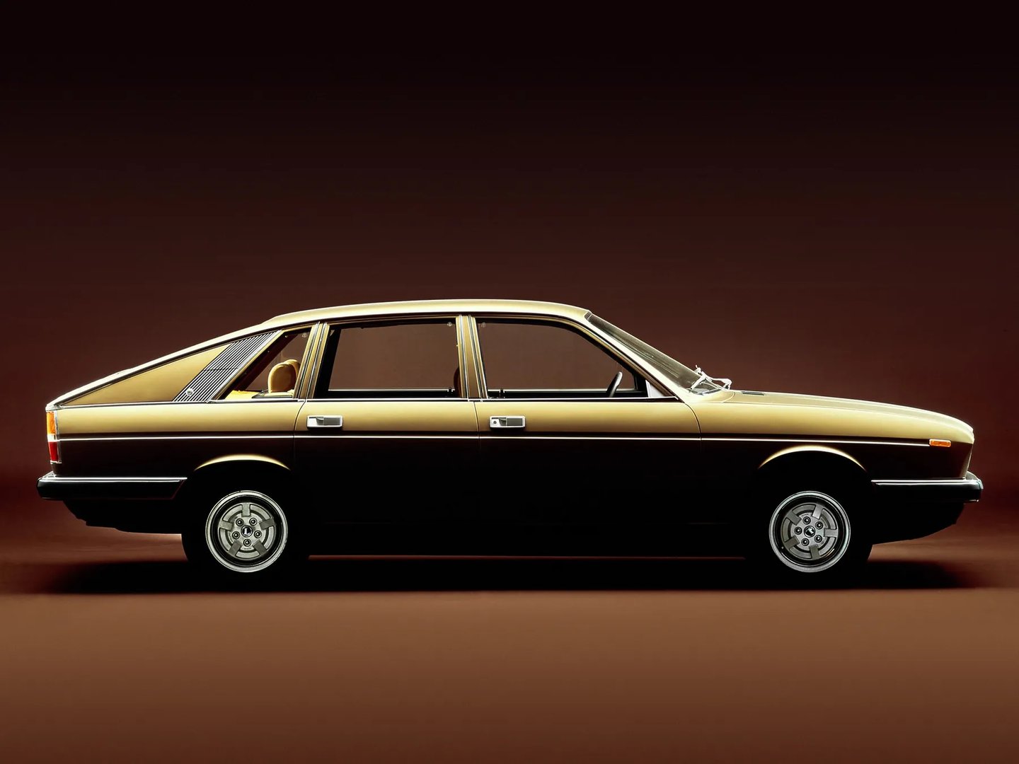 Lancia_Gamma_1_generation__Fastback__2.jpg