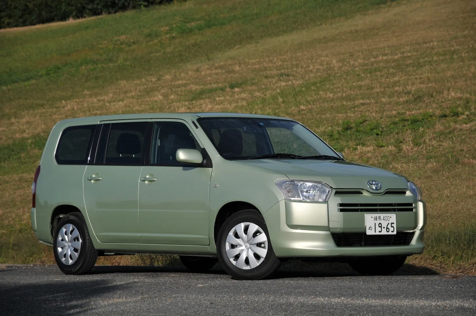 Toyota_Probox_1_generation_restyling__Estate_5-door__4.jpg