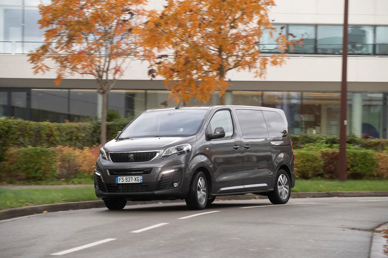 Peugeot_e-Traveller_1_generation__Minivan__6.jpg