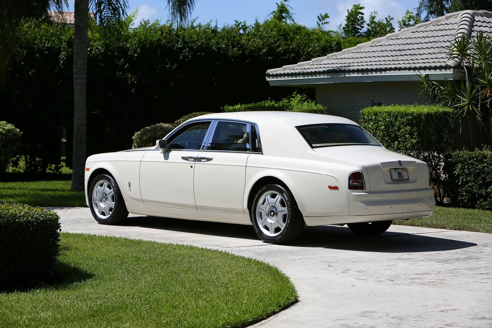 Rolls-Royce_Phantom_7_generation__Sedan__10.jpg