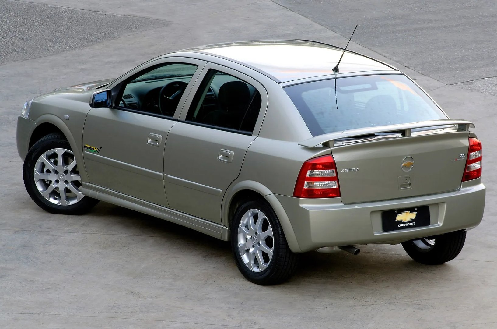 Chevrolet_Astra_1_generation__Hatchback_5-door__8.jpg
