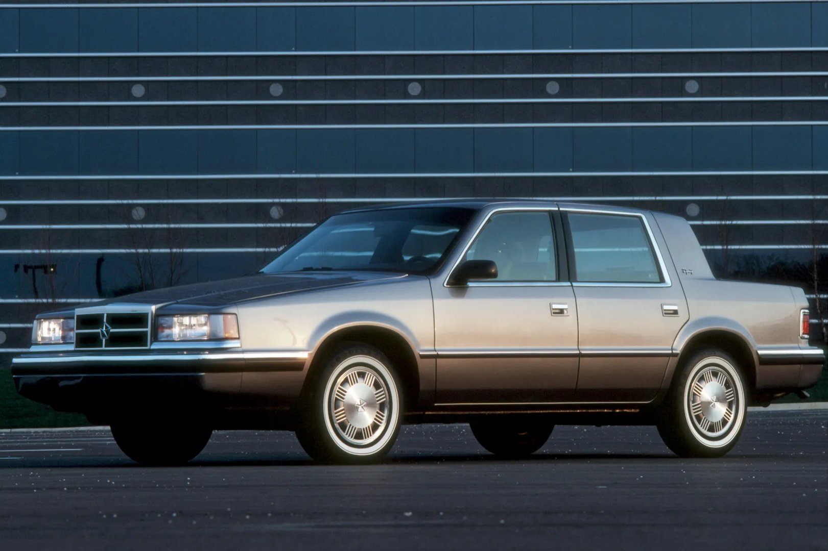 Chrysler_Dynasty_1_generation__Sedan__4.jpg