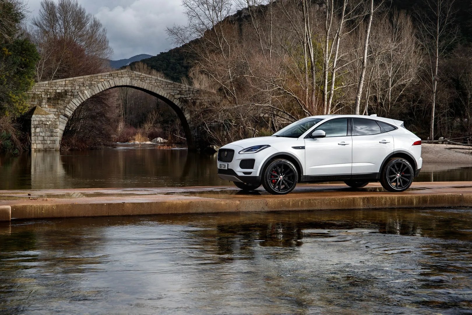 Jaguar_E-Pace_1_generation__SUV_5-doors__4.jpg