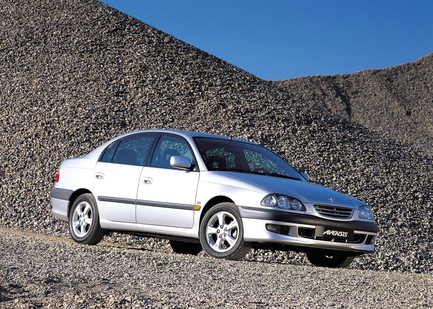 Toyota_Avensis_1_generation__Sedan__5.jpg