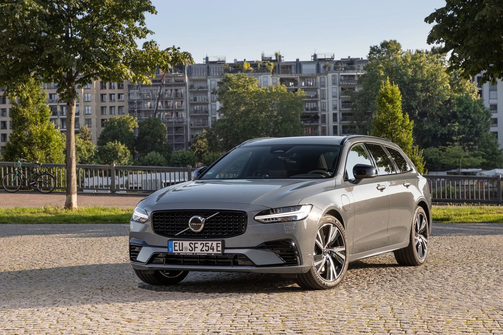 Volvo_V90_2_generation_restyling_1__Estate_5-door__2.jpg