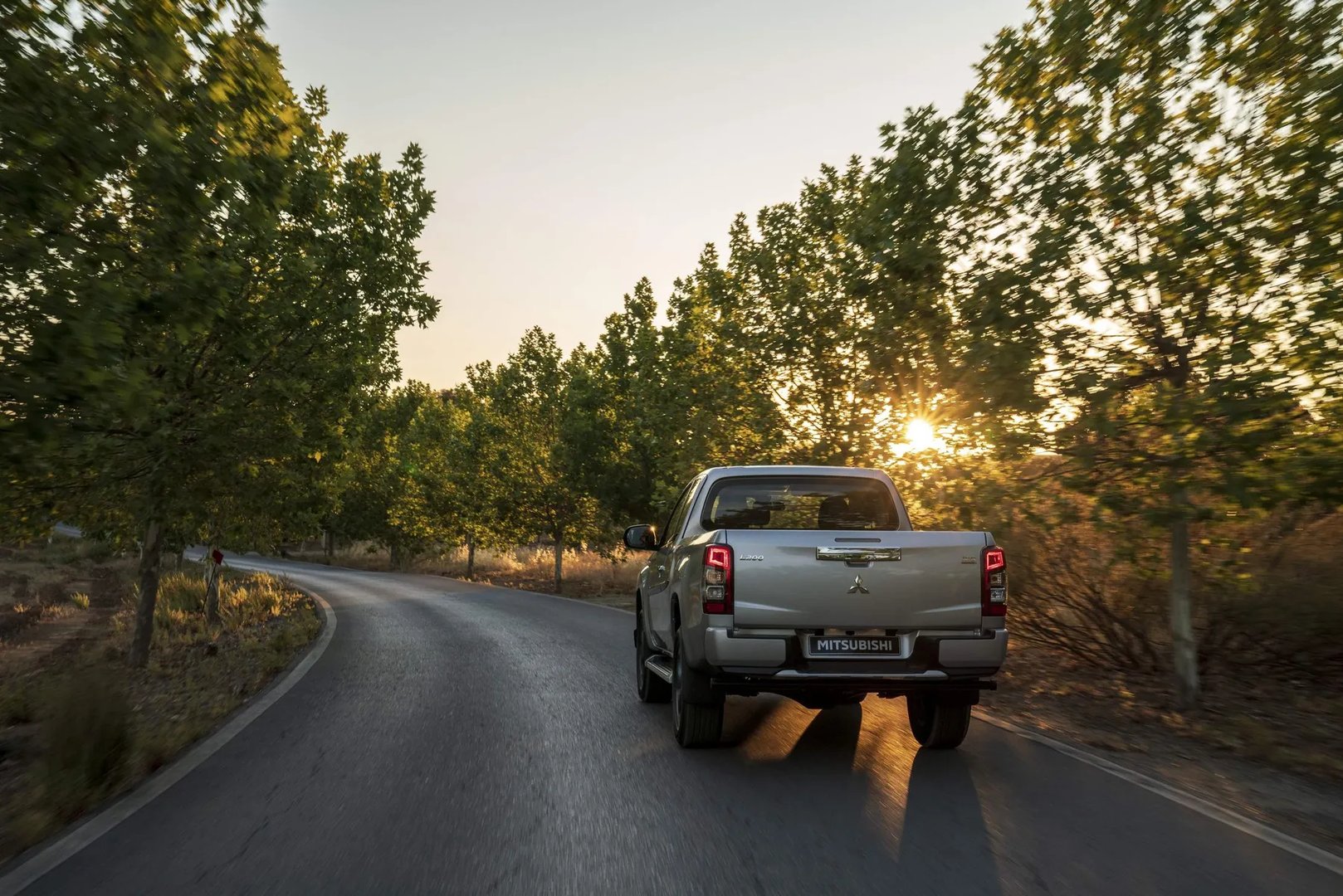 Mitsubishi_L200_5_generation_restyling__Pickup_1.5-cab__3.jpg