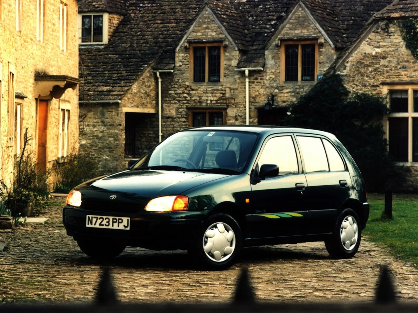 Toyota_Starlet_5_generation__Mini_5-doors__1.jpg
