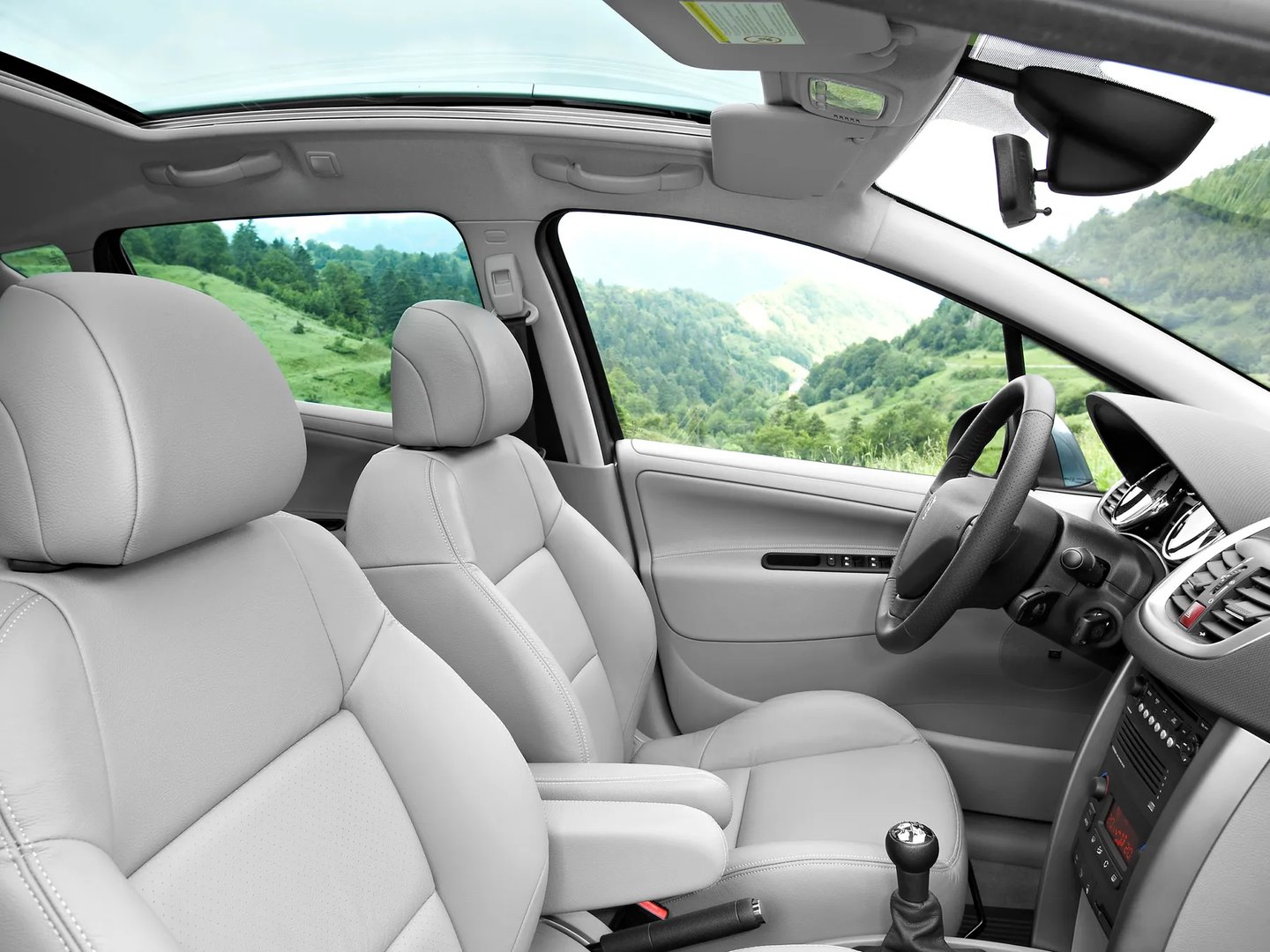 Peugeot_207_1_generation__Estate_5-door__9.jpg