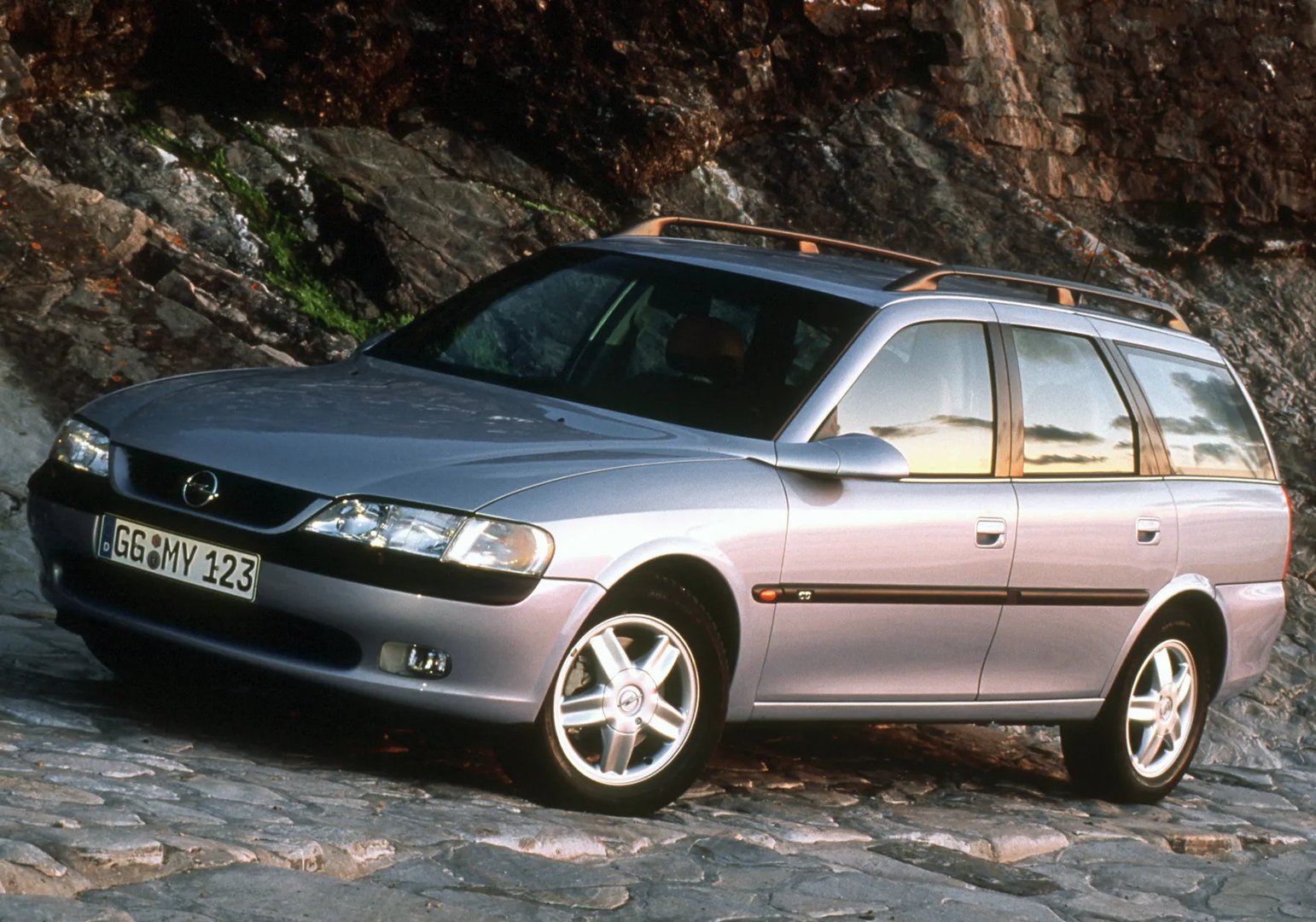 Opel_Vectra_2_generation__Estate_5-door__7.jpg