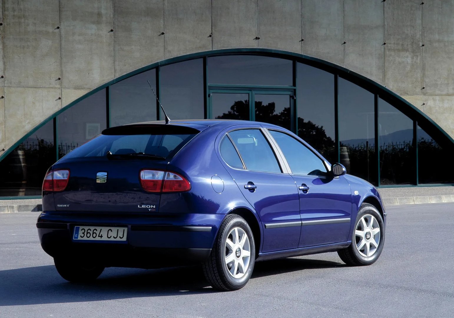 SEAT_Leon_1_generation__Hatchback_5-door__1.jpg