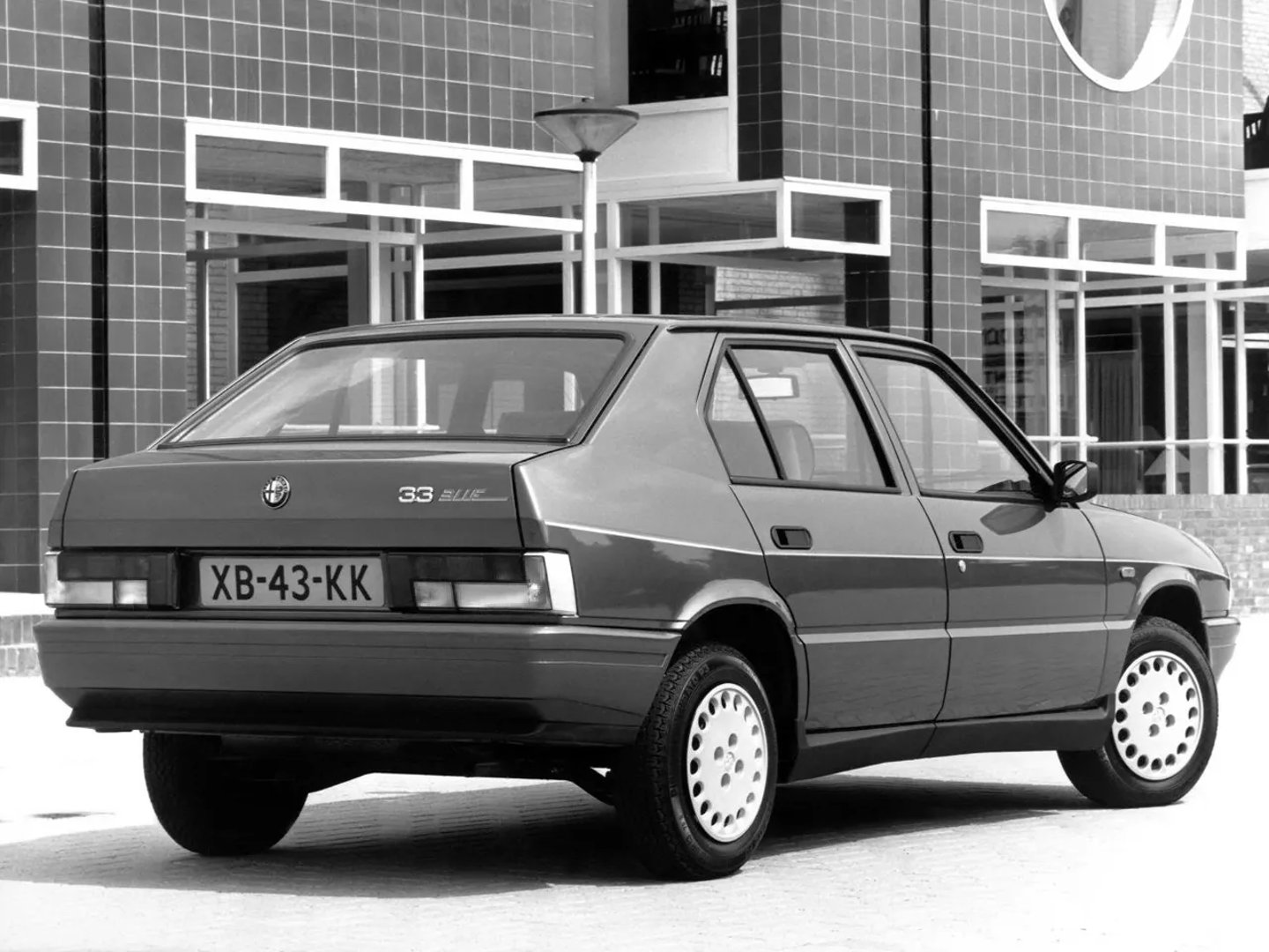 Alfa Romeo_33_1_generation_restyling__Sedan__2.jpg