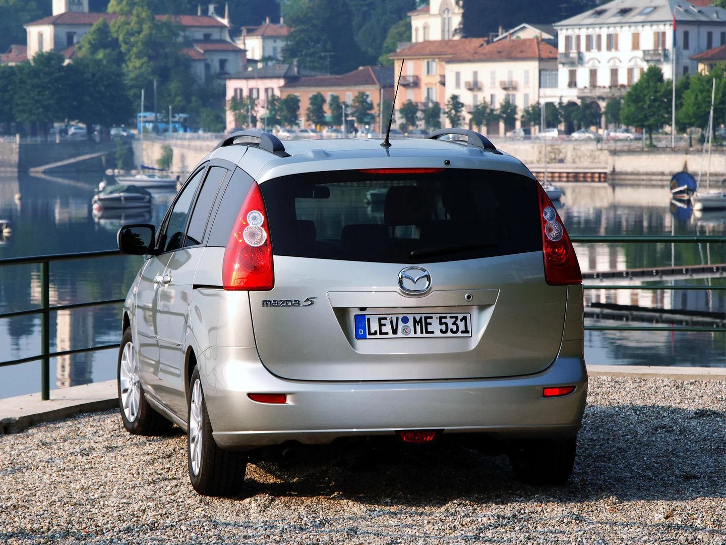 Mazda_5_1_generation__Compact_Van__13.jpg
