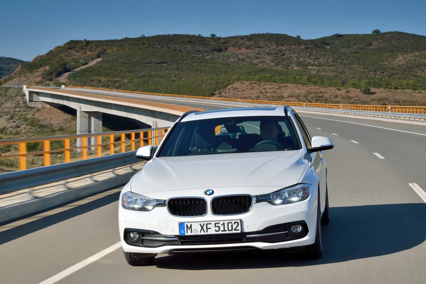 BMW_3_series_6_generation_restyling__Estate_5-door__7.jpg