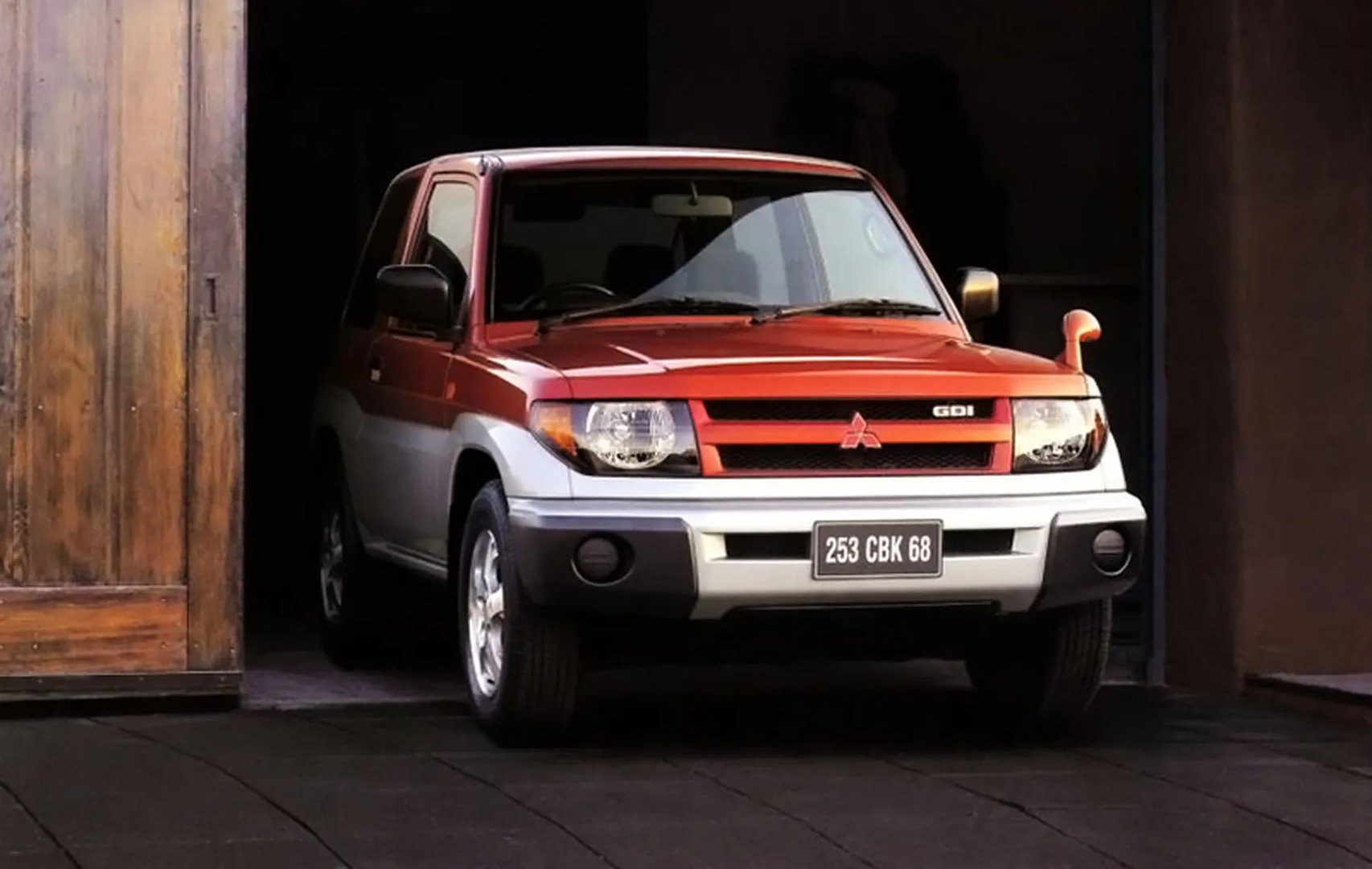 Mitsubishi_Pajero_iO_1_generation__SUV_3-doors__4.jpg