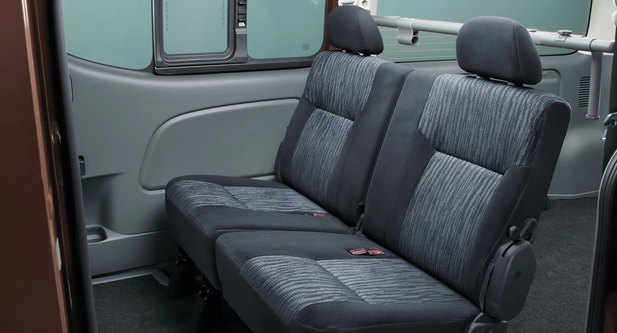 Nissan_NV350_Caravan_1_generation_restyling__Minivan__7.jpg