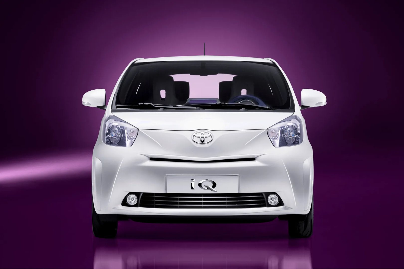 Toyota_iQ_1_generation__Mini_3-doors__1.jpg
