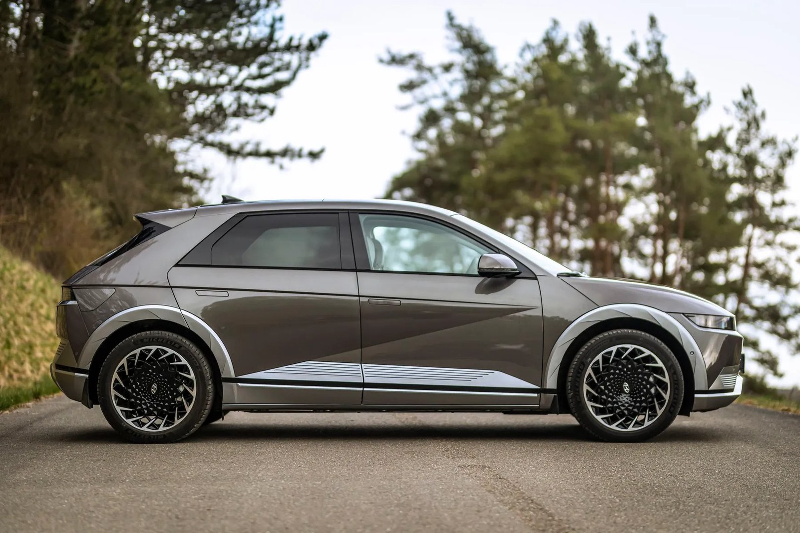 Hyundai_IONIQ_5_1_generation__Hatchback_5-door__4.jpg