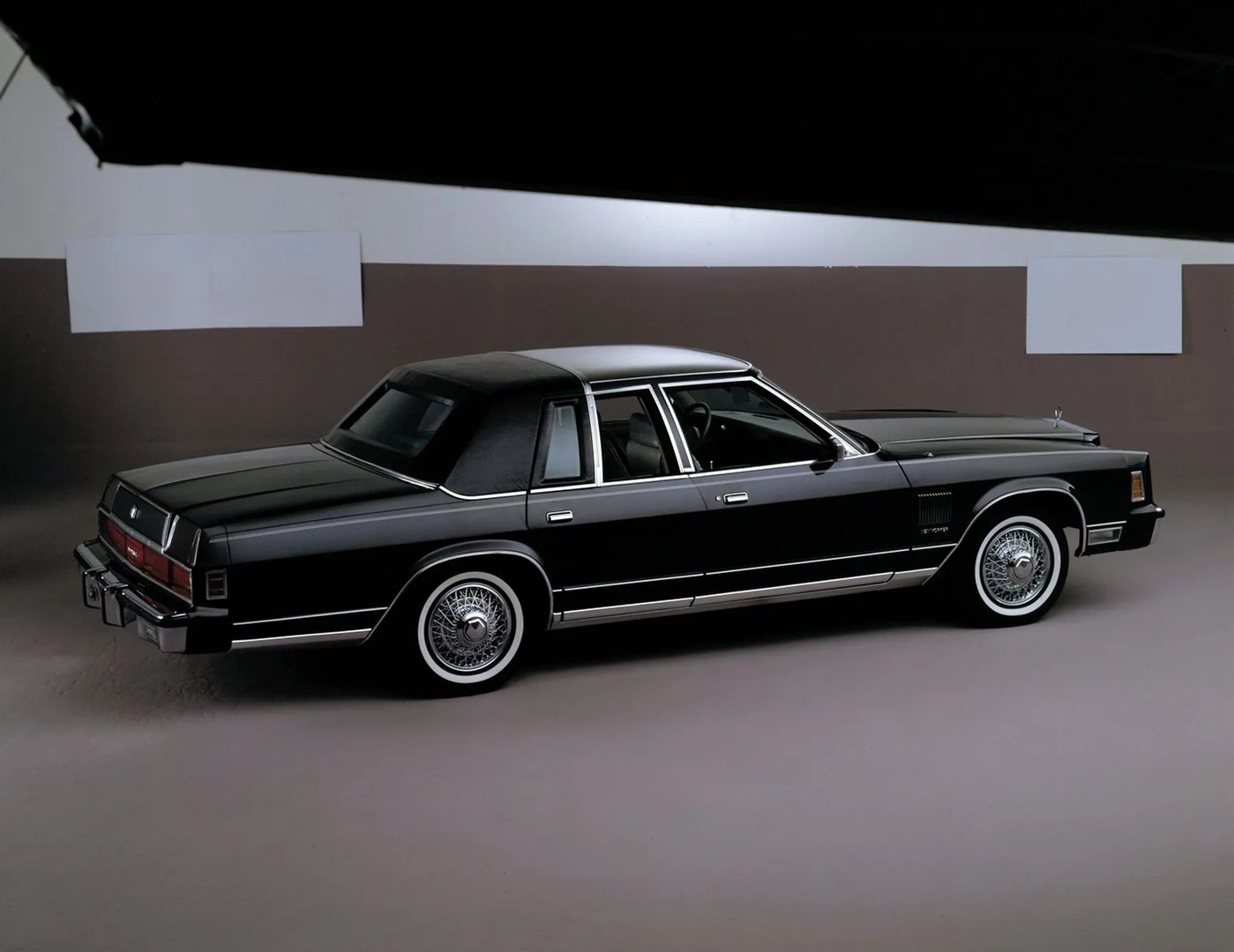 Chrysler_New_Yorker_10_generation__Sedan__6.jpg