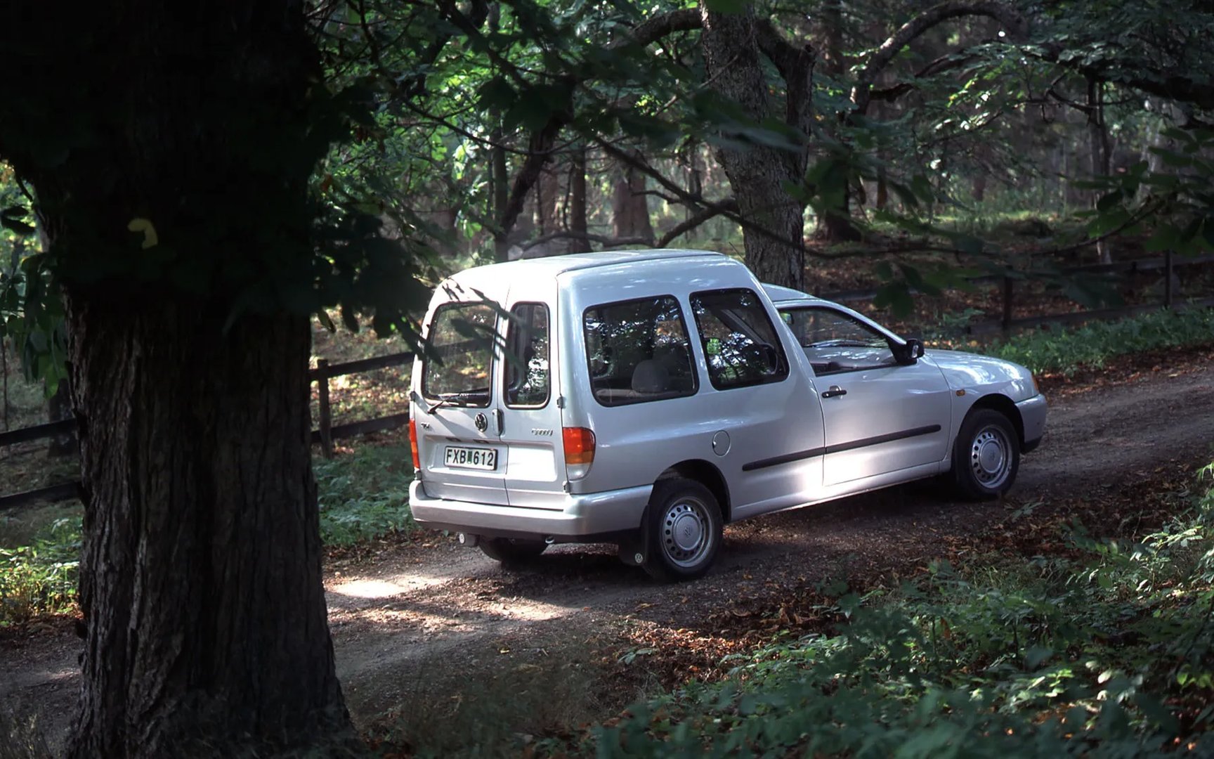 Volkswagen_Caddy_2_generation__Compact_Van__5.jpg