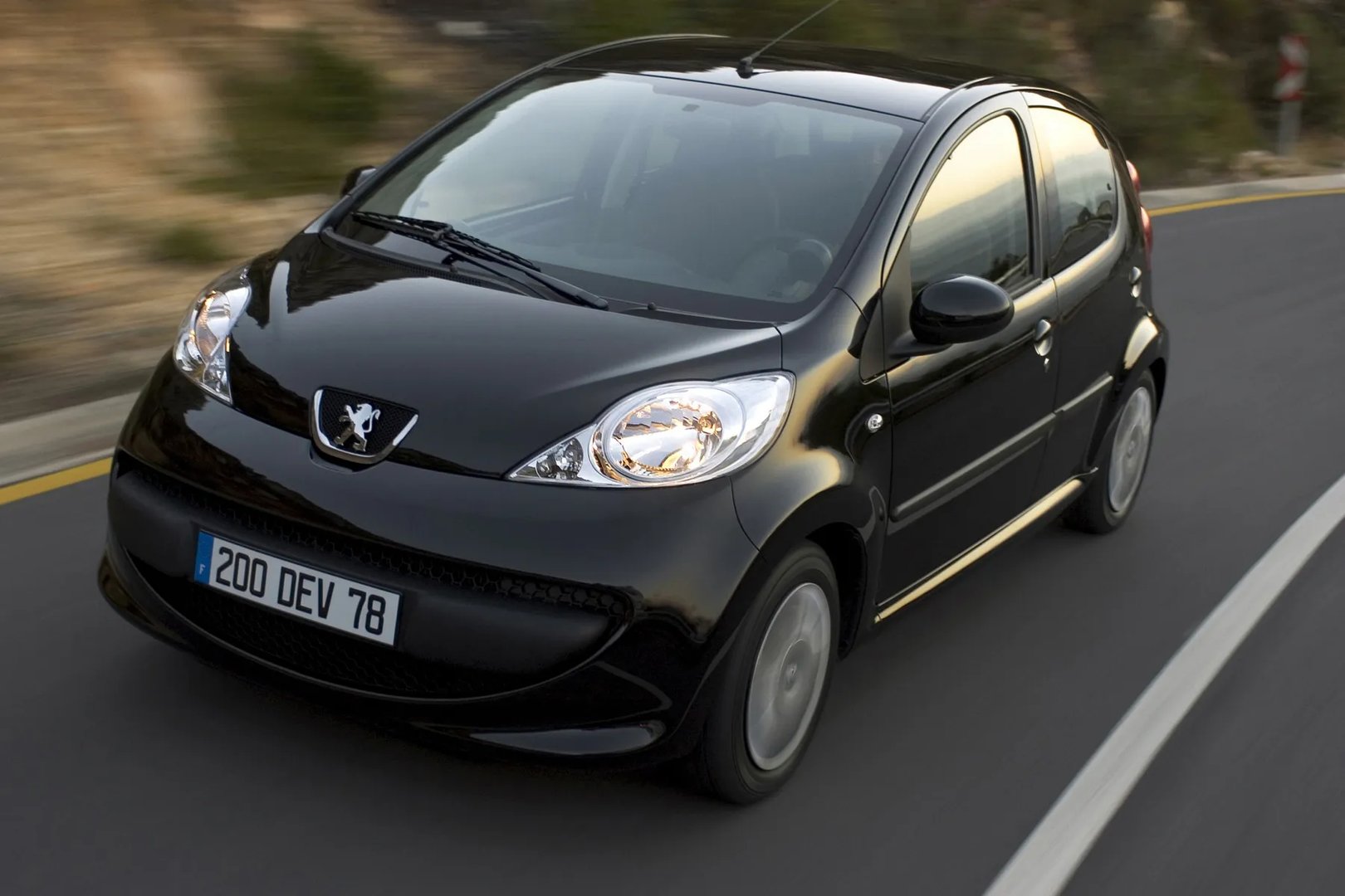 Peugeot_107_1_generation__Mini_5-doors__2.jpg