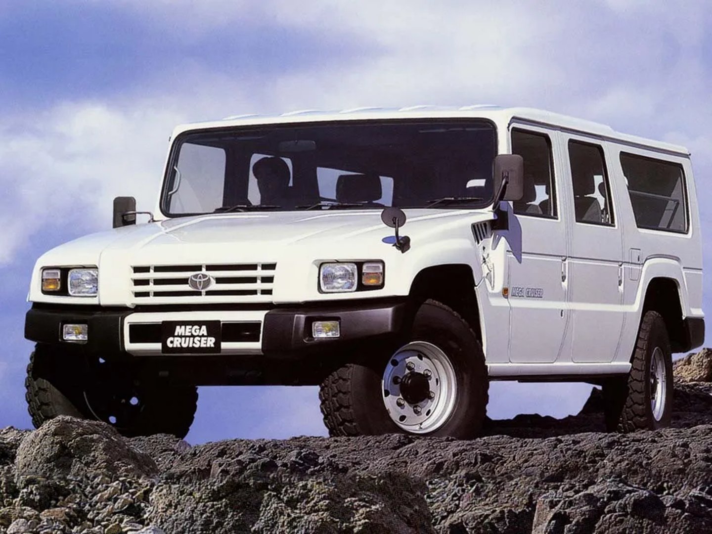 Toyota_Mega_Cruiser_1_generation__SUV_5-doors__5.jpg