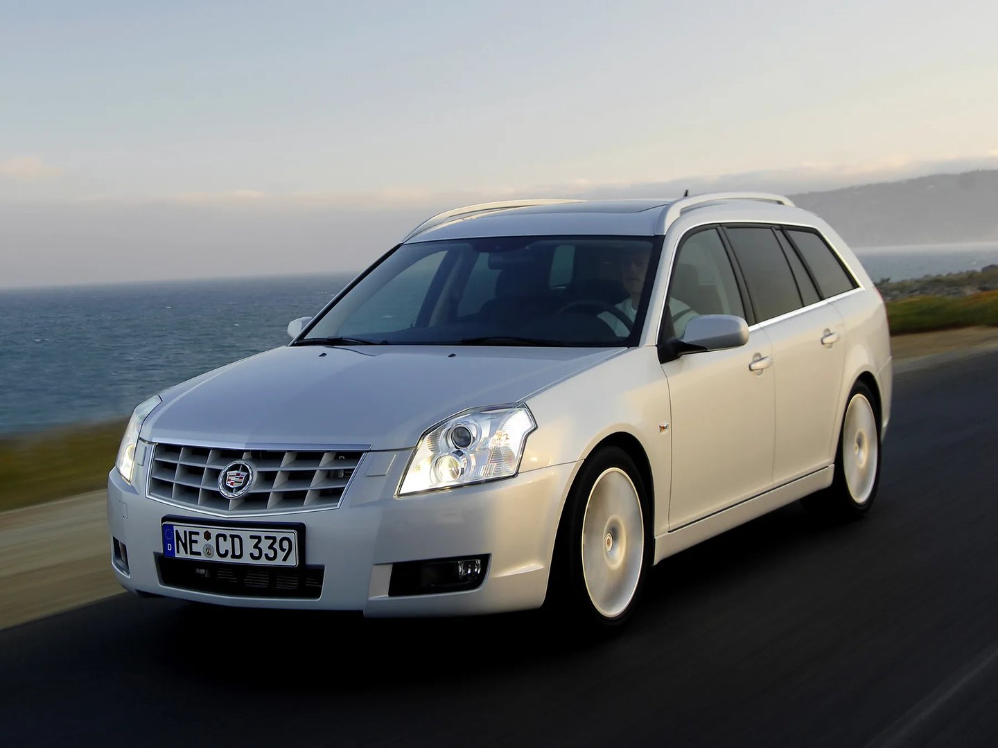 Cadillac_BLS_1_generation__Estate_5-door__7.jpg