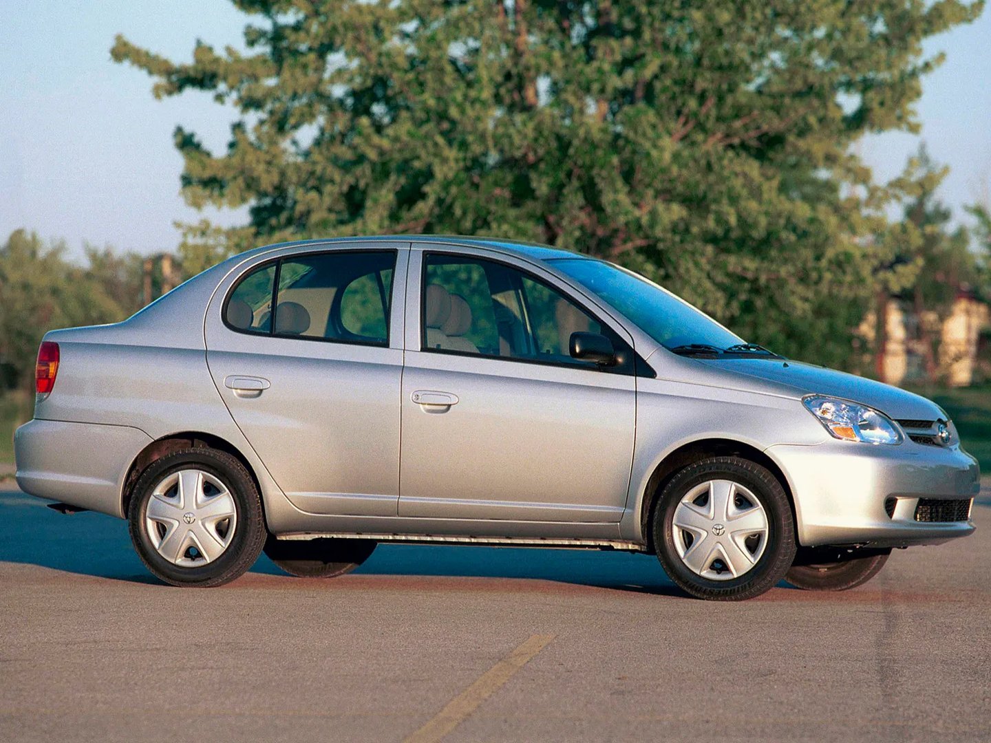 Toyota_Echo_1_generation__Sedan__3.jpg
