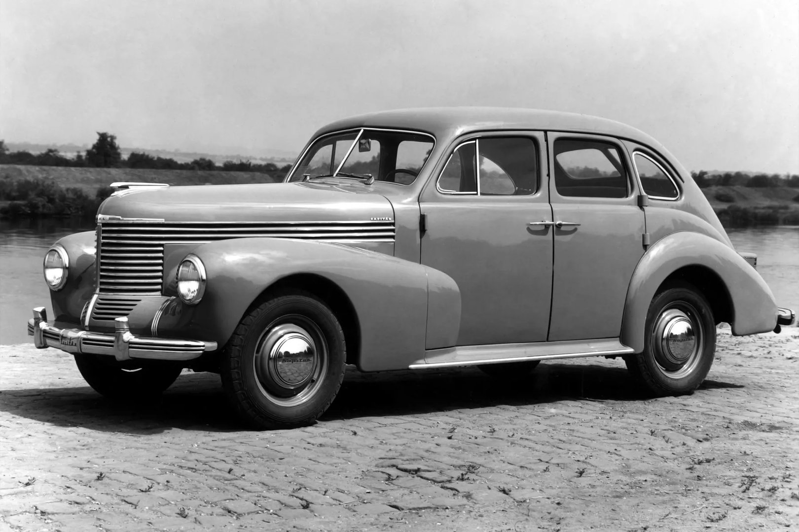 Opel_Kapitan_1_generation__Sedan__8.jpg