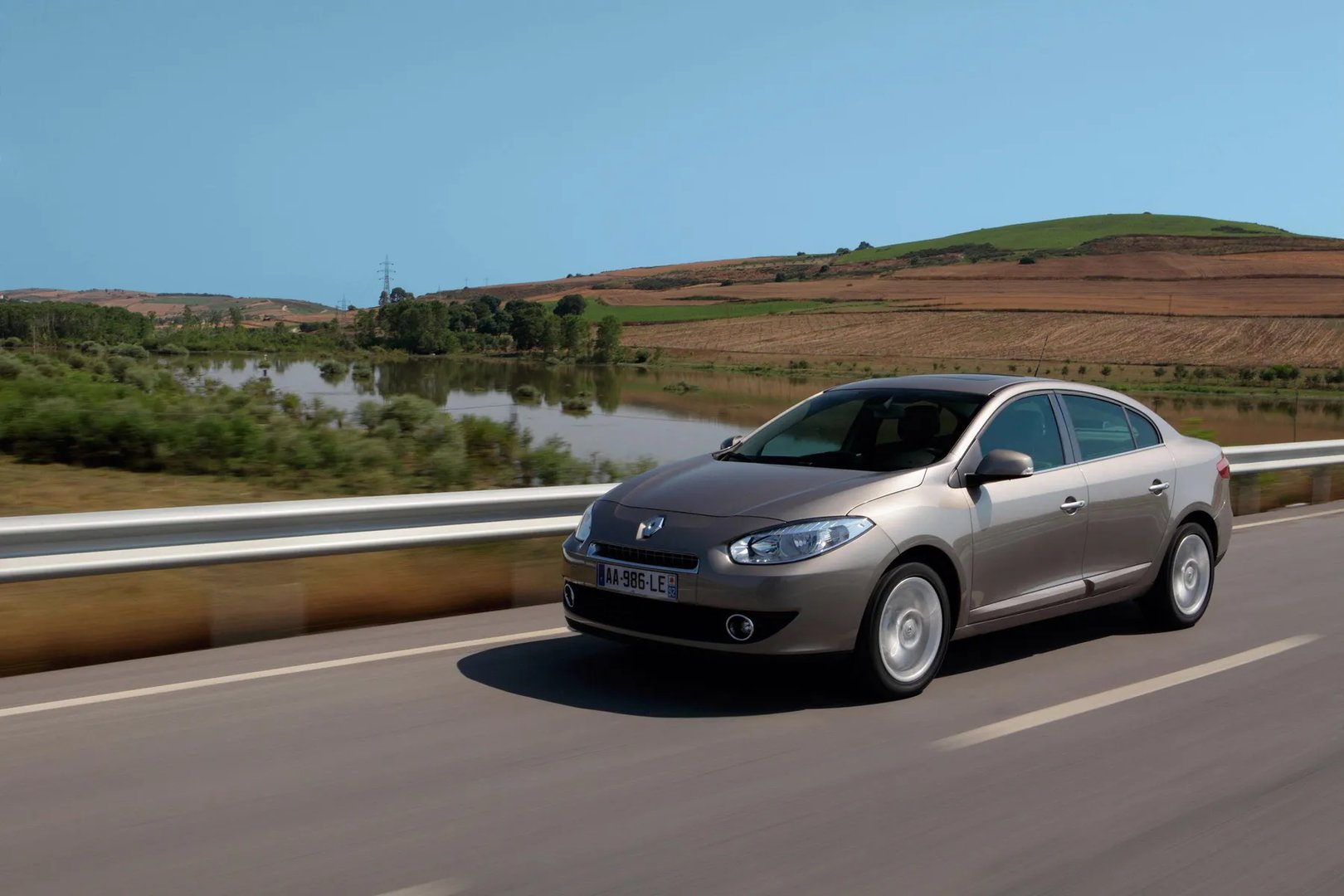 Renault_Fluence_1_generation__Sedan__12.jpg