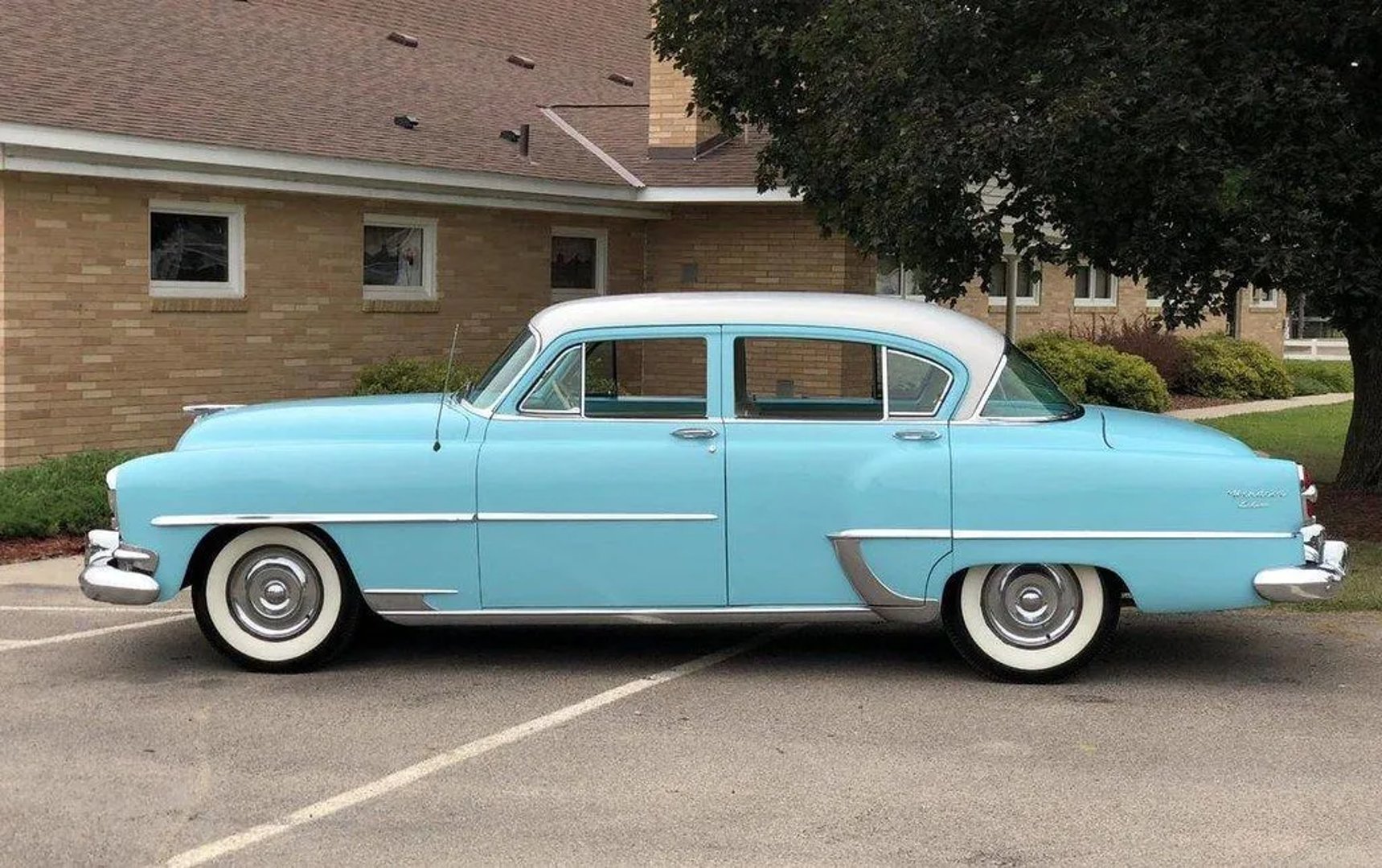 Chrysler_Windsor_4_generation__Sedan__4.jpg