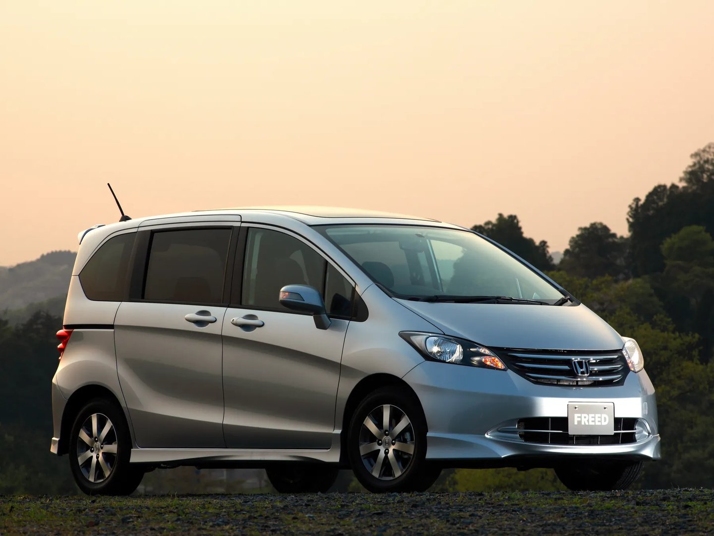 Honda_Freed_1_generation__Compact_Van__11.jpg