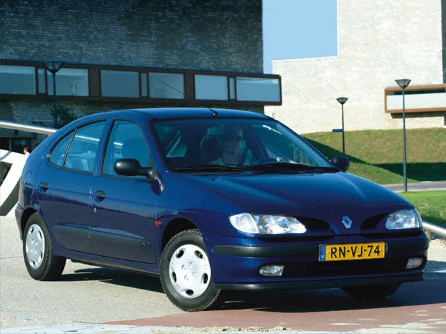 Renault_Megane_1_generation__Hatchback_5-door__1.jpg