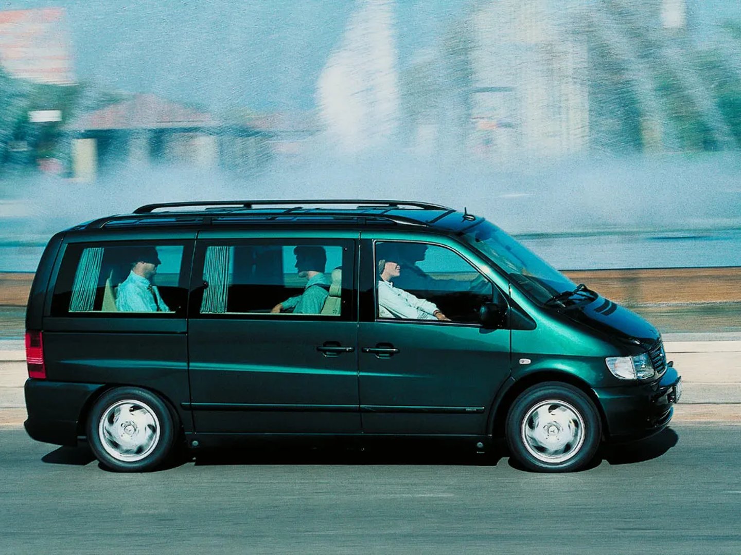 Mercedes_V-Class_1_generation__Minivan__11.jpg