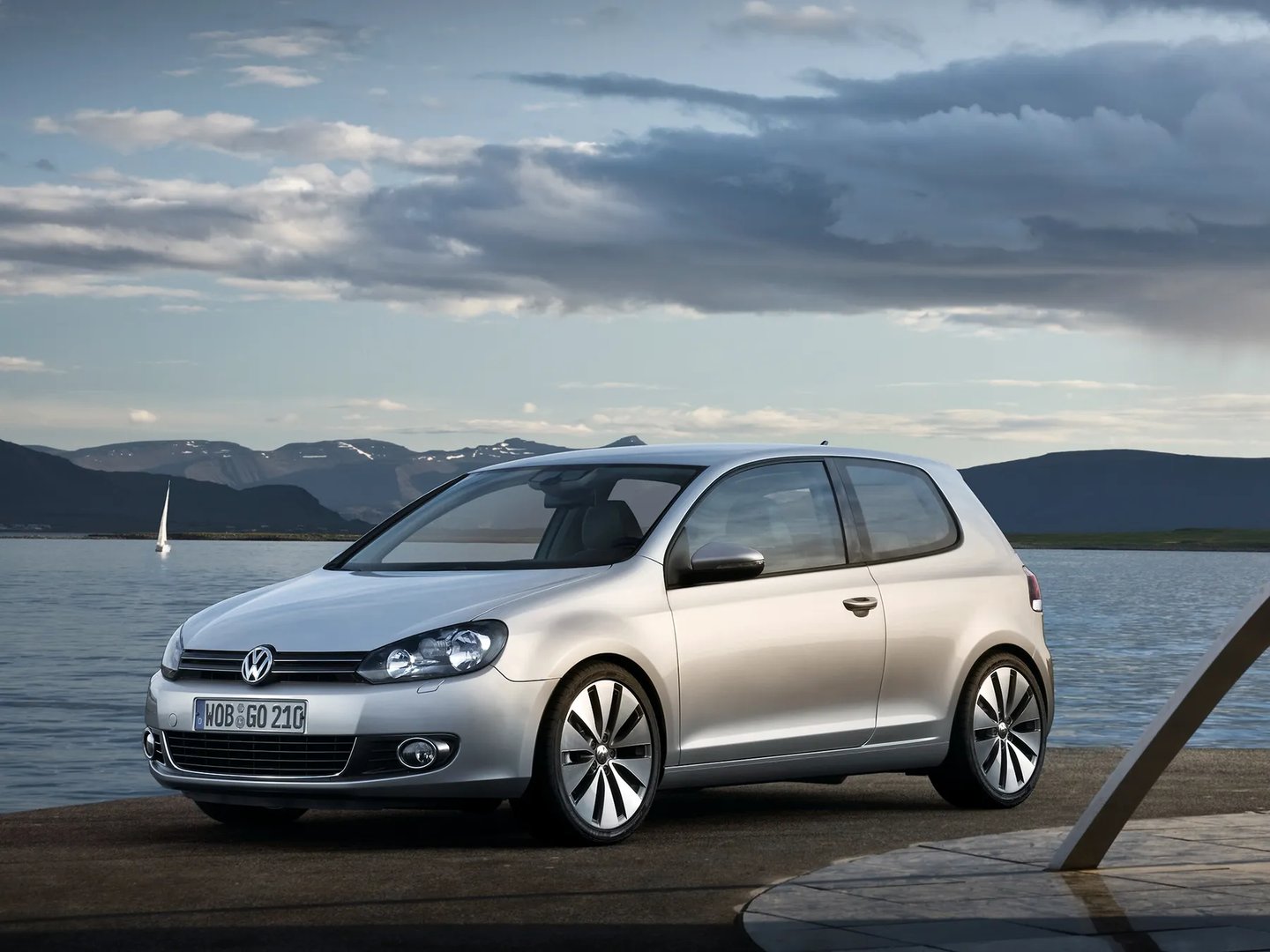 Volkswagen_Golf_6_generation__Hatchback_3-door__3.jpg