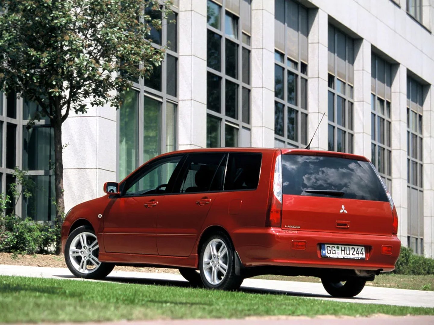 Mitsubishi_Lancer_9_generation__Estate_5-door__3.jpg