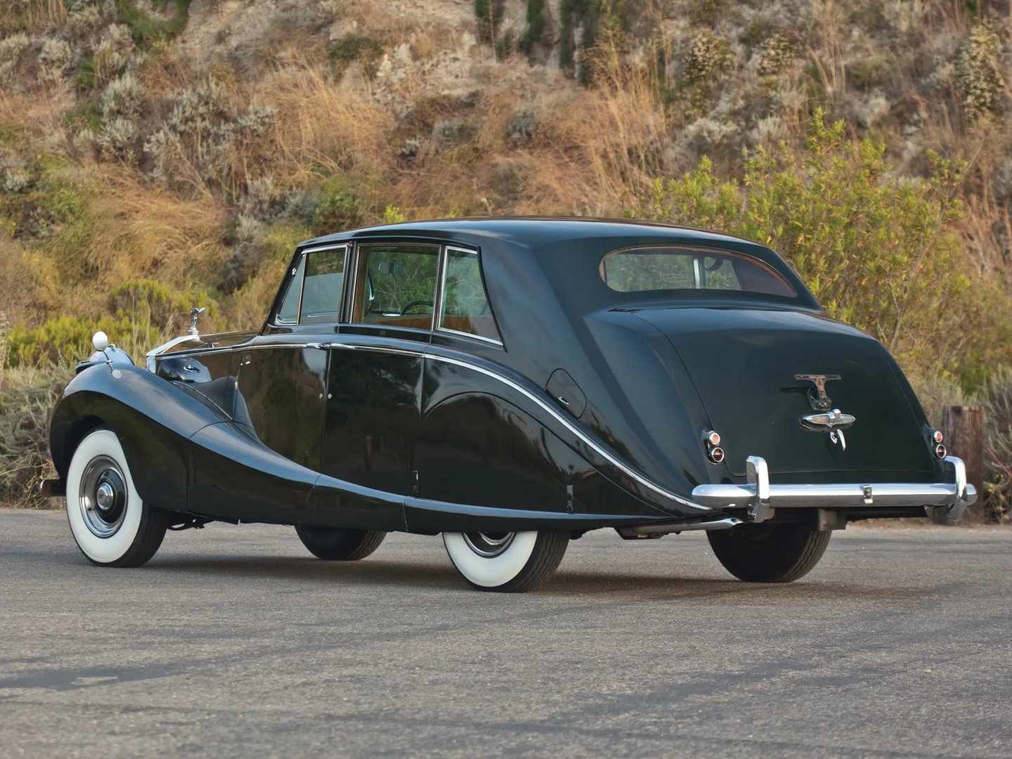 Rolls-Royce_Silver_Wraith_1_generation__Limousine__7.jpg