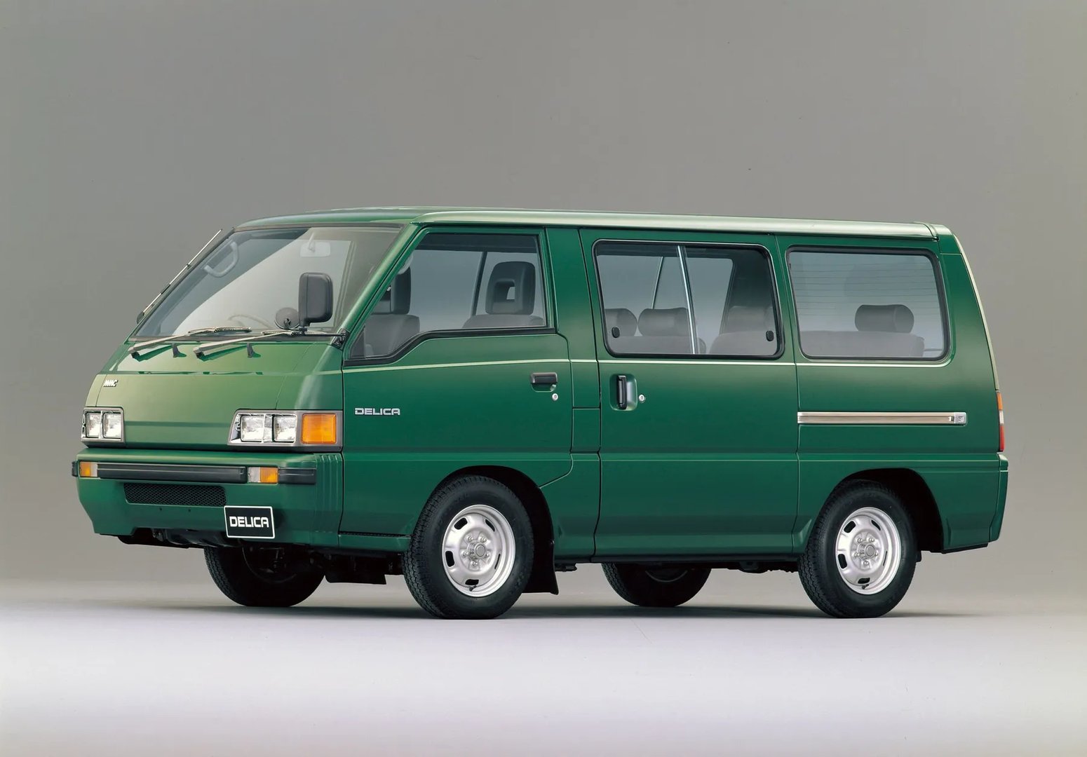 Mitsubishi_Delica_3_generation__Minivan__5.jpg