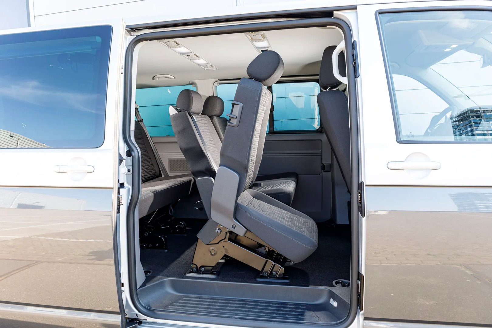 Volkswagen_Caravelle_6_generation_restyling__Minivan_Long__6.jpg