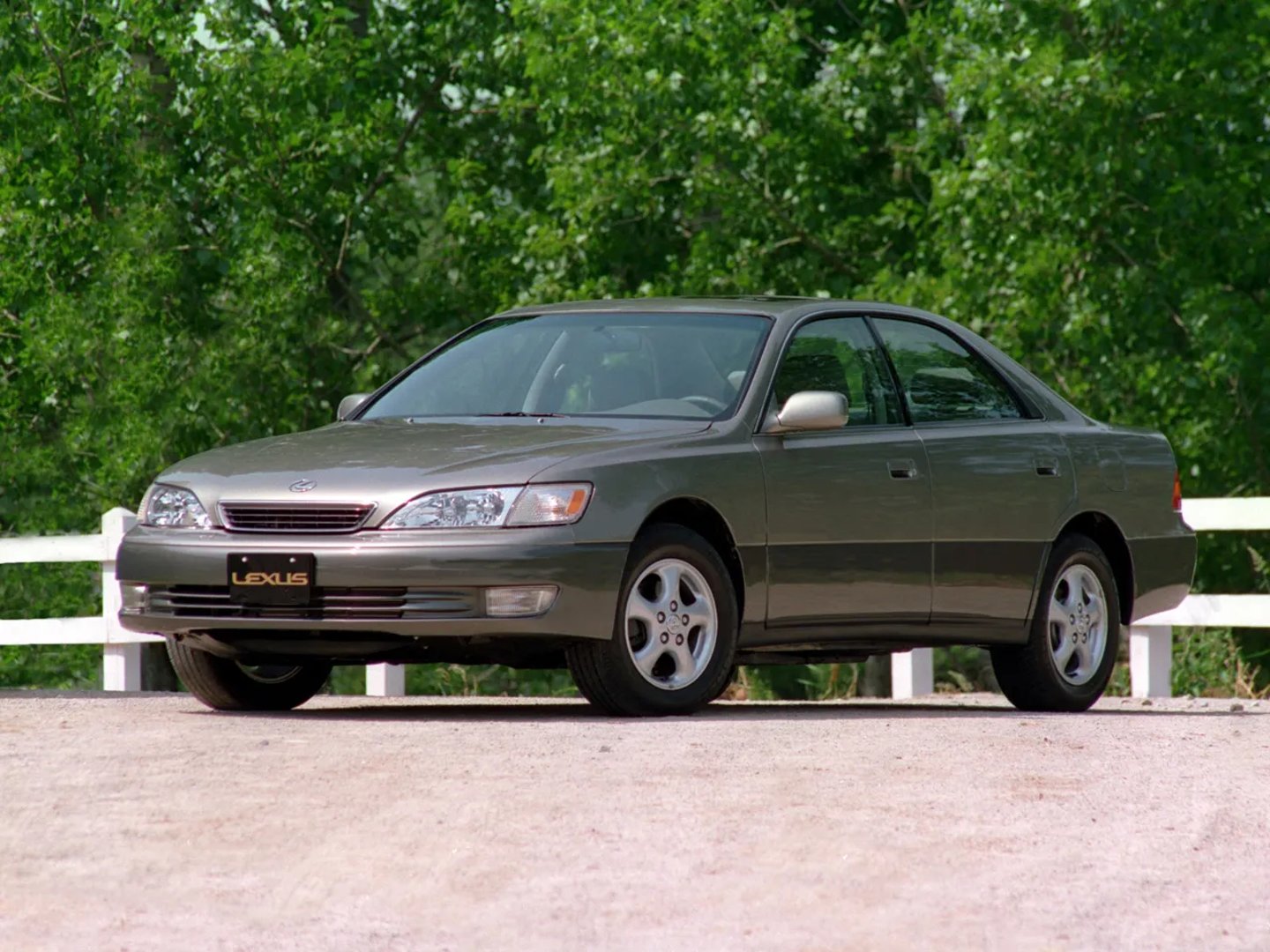 Lexus_ES_3_generation__Sedan__2.jpg