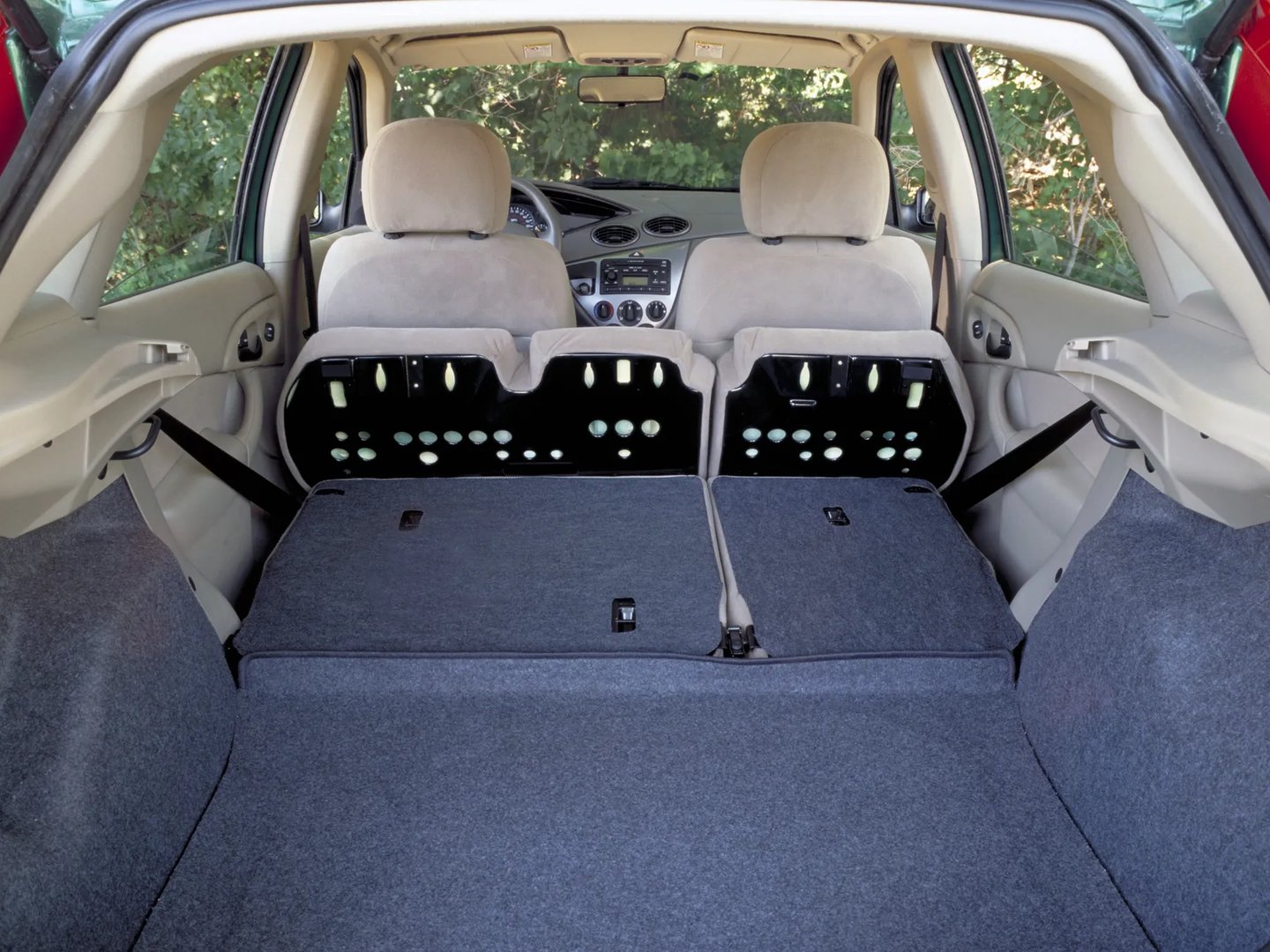 Ford_Focus_(North_America)_1_generation__Hatchback_5-door__4.jpg