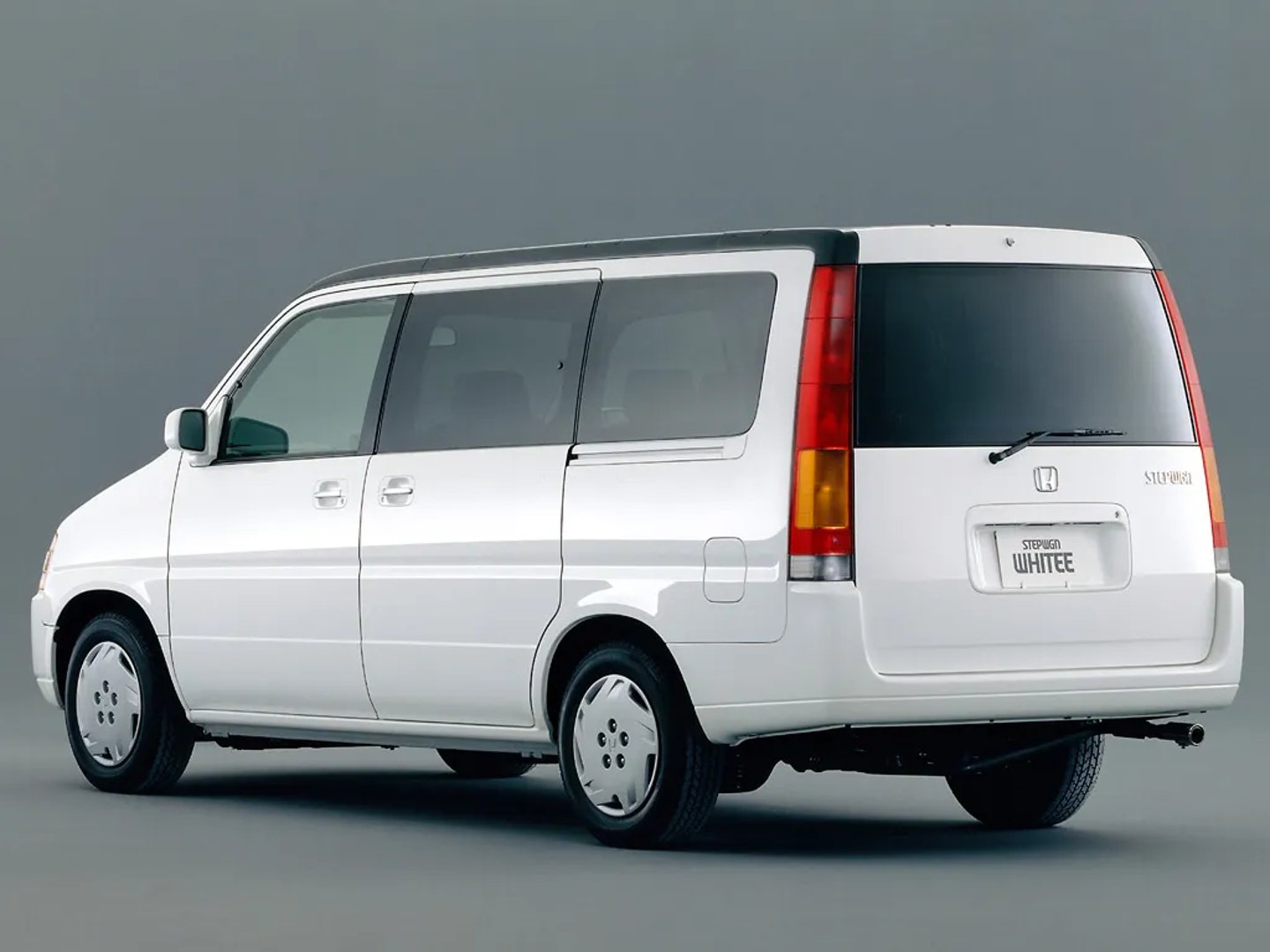 Honda_Stepwgn_1_generation__Minivan__1.jpg