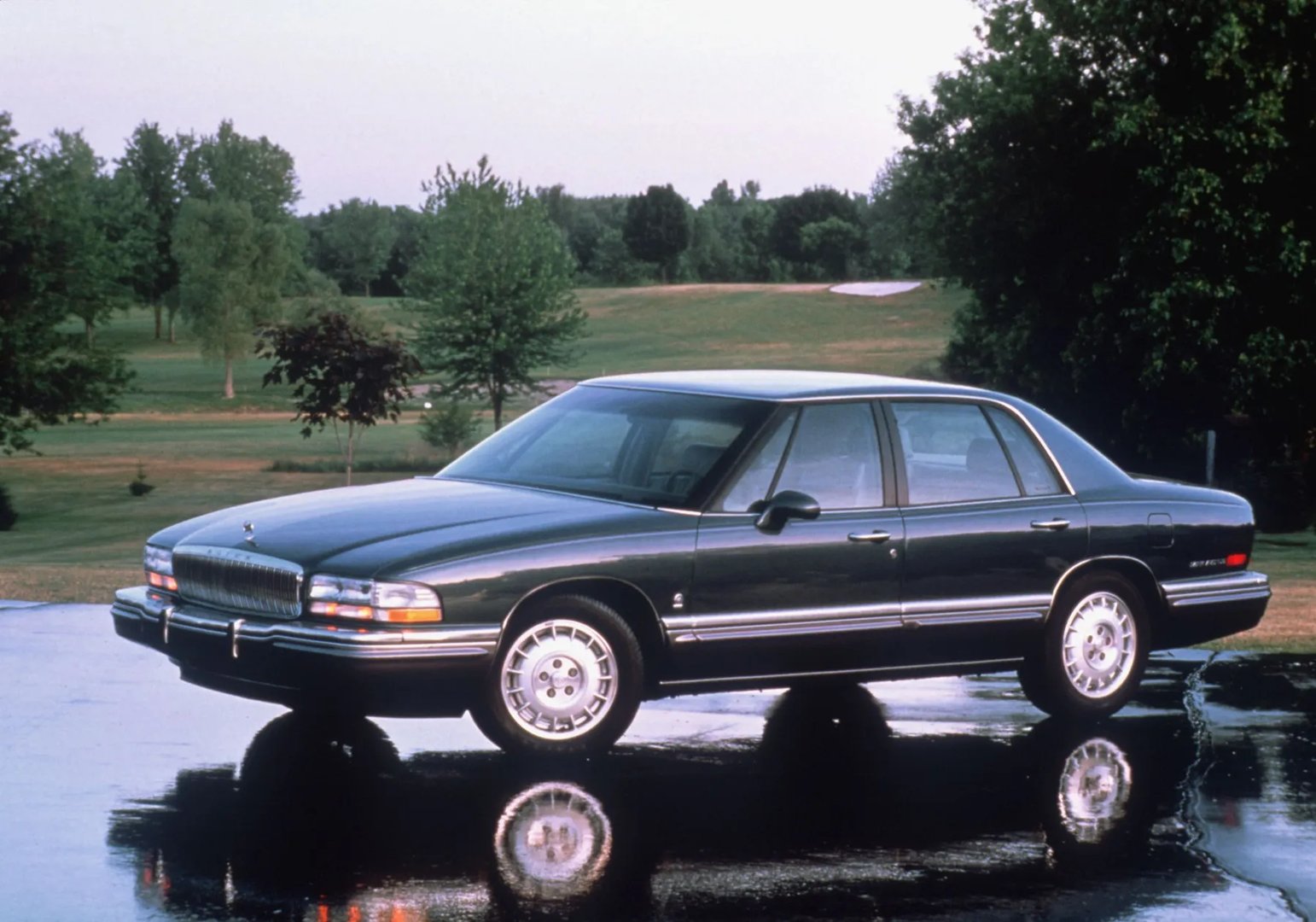 Buick_Park_Avenue_1_generation__Sedan__6.jpg